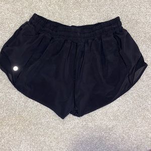 Black lululemon hotty hot short 2.5”